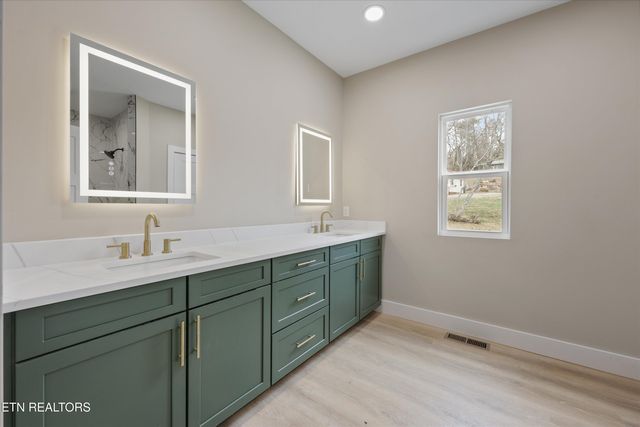 1024 N Gay St, Dandridge, TN 37725