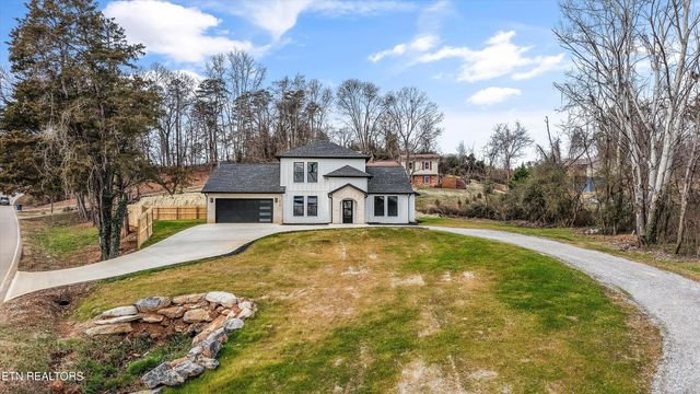 1024 N Gay St, Dandridge, TN 37725