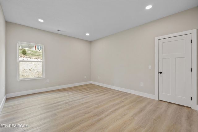 1024 N Gay St, Dandridge, TN 37725