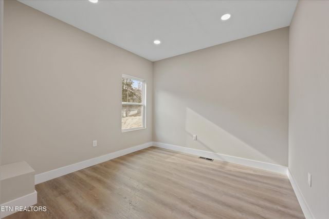 1024 N Gay St, Dandridge, TN 37725