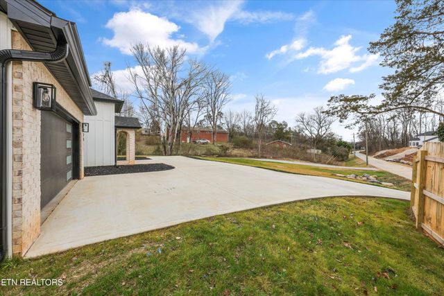 1024 N Gay St, Dandridge, TN 37725