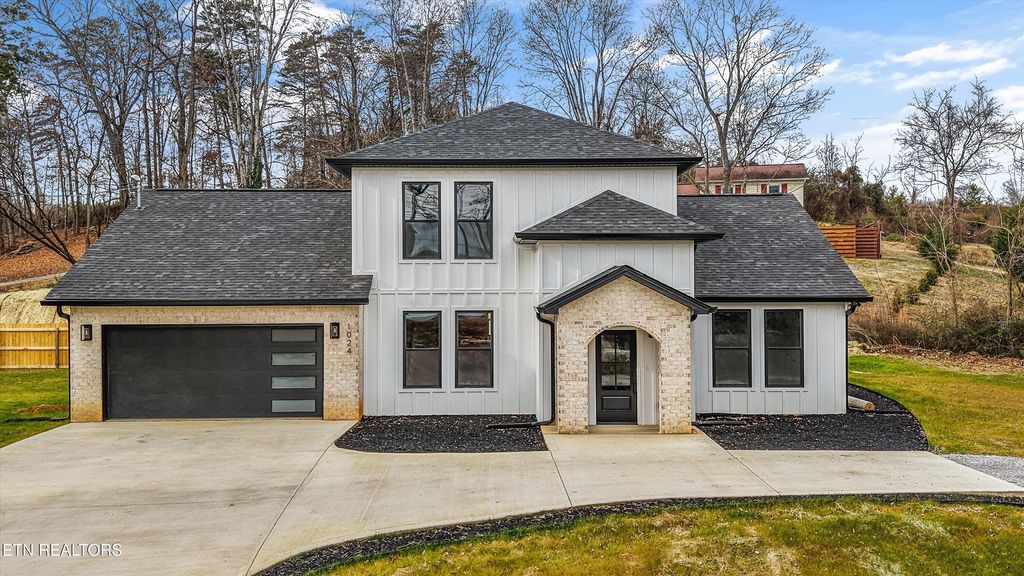 1024 N Gay St, Dandridge, TN 37725