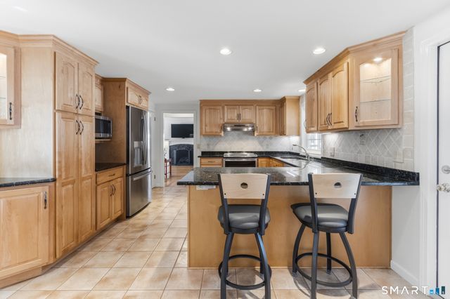 14 Richard Road, Simsbury, CT 06070