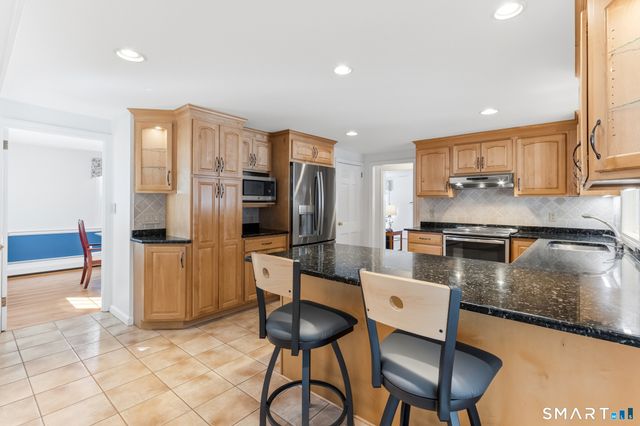 14 Richard Road, Simsbury, CT 06070