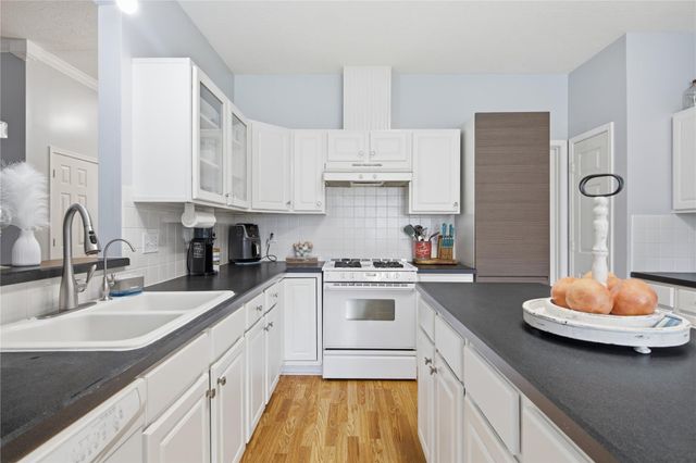 423 E Oak Hill Drive, Oak Ridge North, TX 77386
