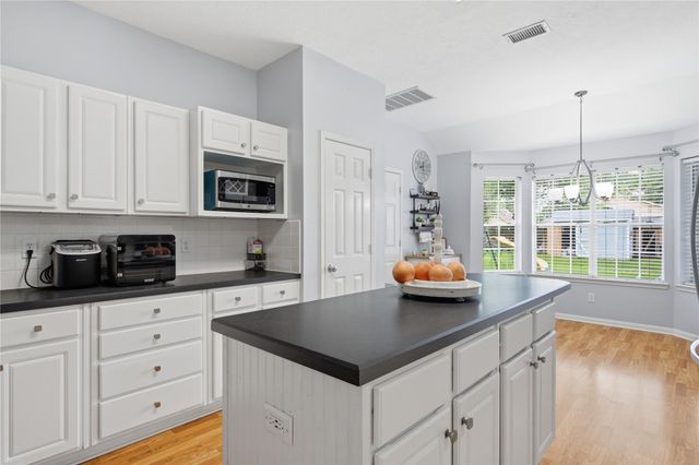423 E Oak Hill Drive, Oak Ridge North, TX 77386