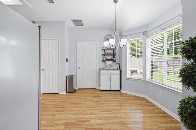 423 E Oak Hill Drive, Oak Ridge North, TX 77386