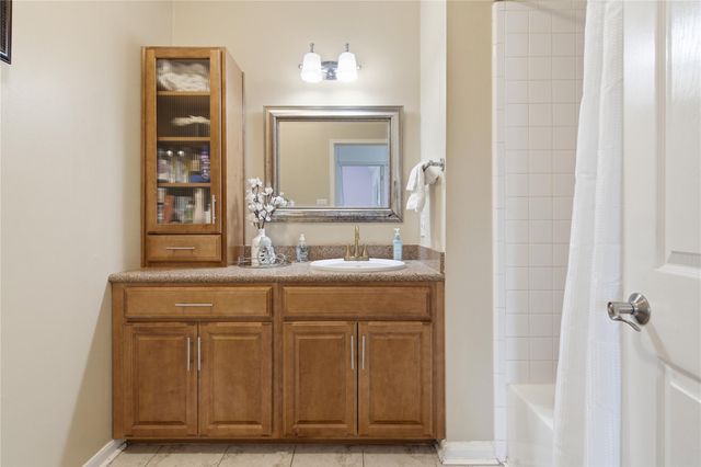 423 E Oak Hill Drive, Oak Ridge North, TX 77386