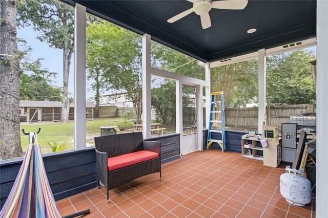 423 E Oak Hill Drive, Oak Ridge North, TX 77386