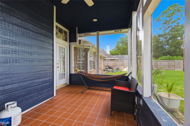 423 E Oak Hill Drive, Oak Ridge North, TX 77386