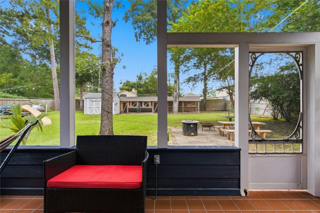 423 E Oak Hill Drive, Oak Ridge North, TX 77386