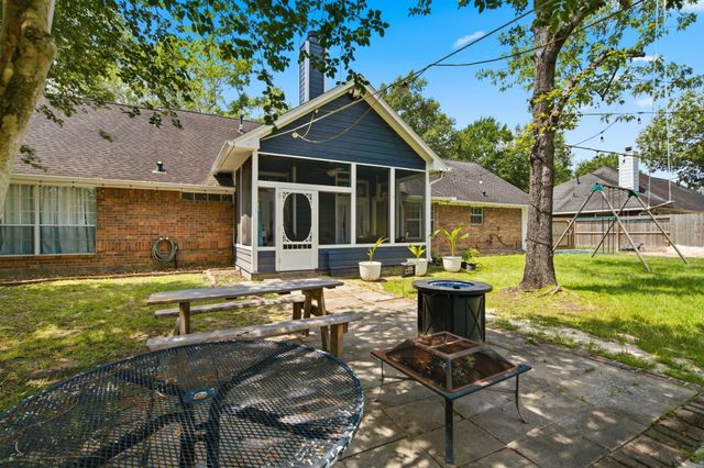 423 E Oak Hill Drive, Oak Ridge North, TX 77386