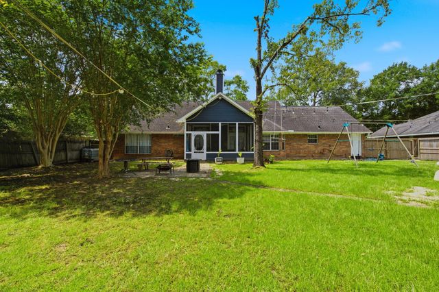 423 E Oak Hill Drive, Oak Ridge North, TX 77386