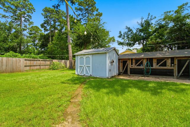 423 E Oak Hill Drive, Oak Ridge North, TX 77386