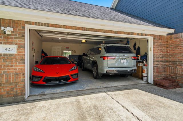 423 E Oak Hill Drive, Oak Ridge North, TX 77386