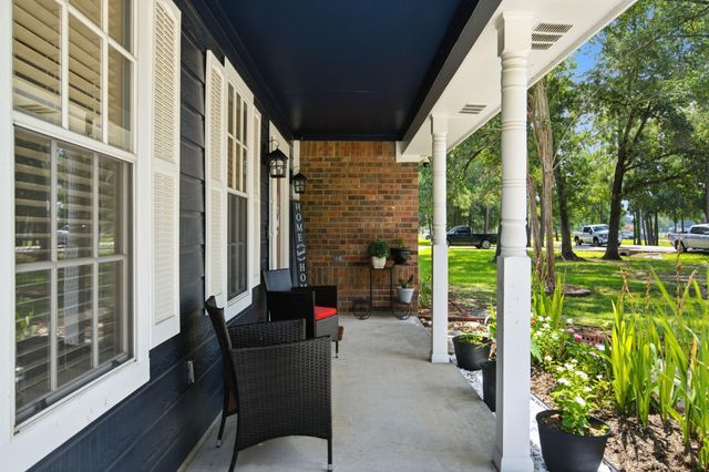 423 E Oak Hill Drive, Oak Ridge North, TX 77386