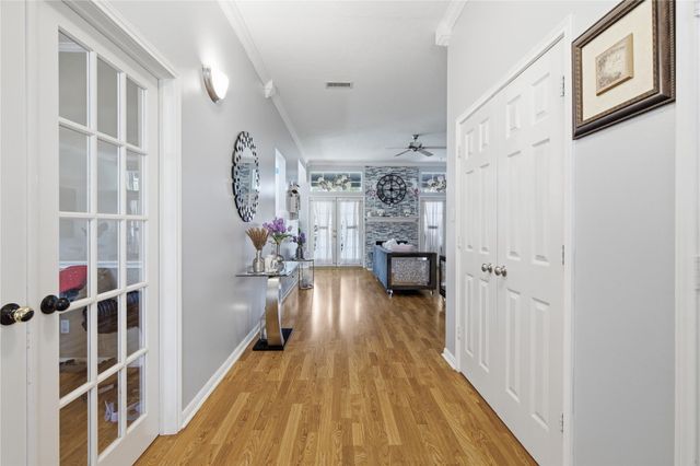 423 E Oak Hill Drive, Oak Ridge North, TX 77386