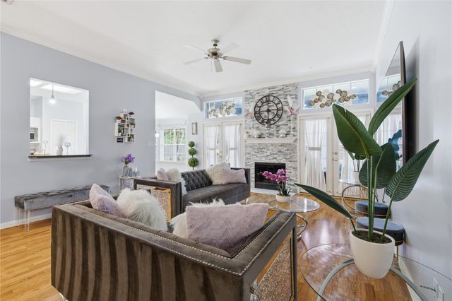 423 E Oak Hill Drive, Oak Ridge North, TX 77386