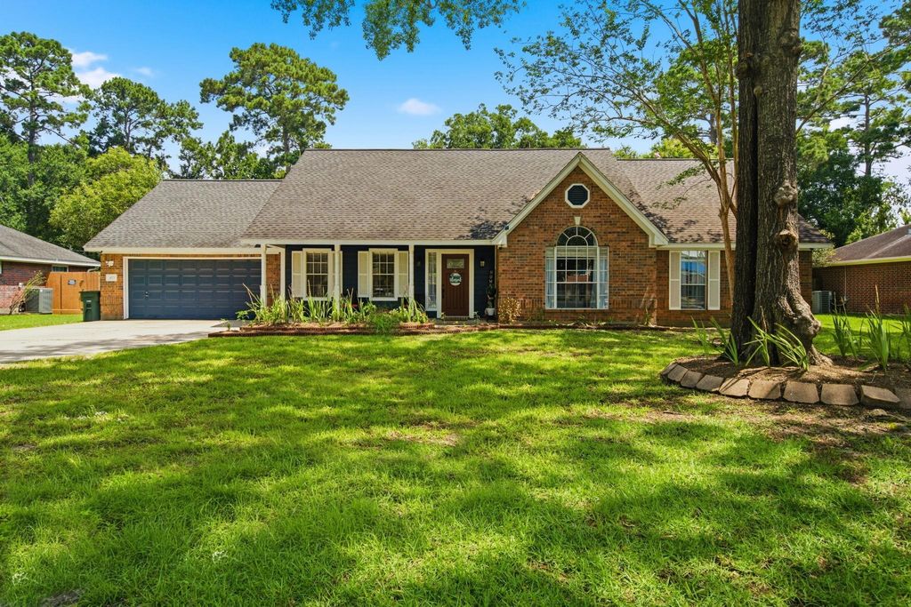 423 E Oak Hill Drive, Oak Ridge North, TX 77386