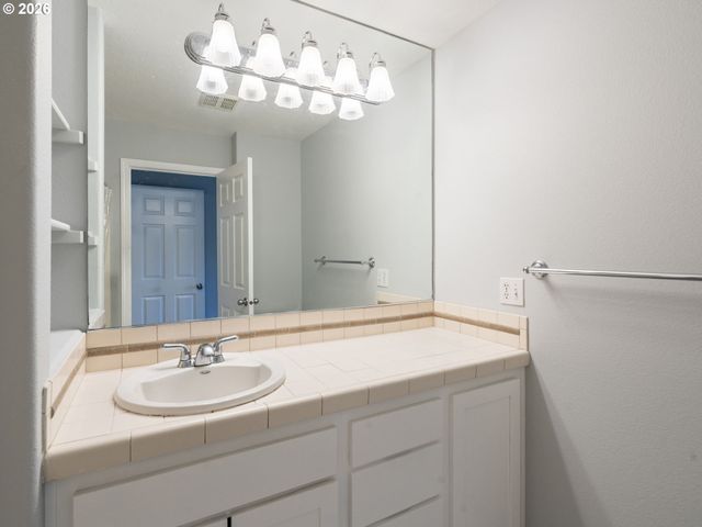 2622 Nw KENNEDY Ct, Portland, OR 97229