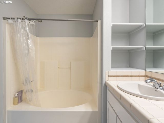 2622 Nw KENNEDY Ct, Portland, OR 97229