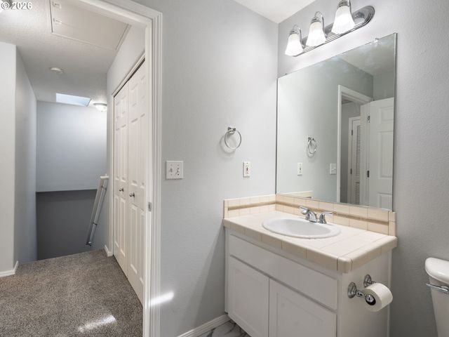 2622 Nw KENNEDY Ct, Portland, OR 97229