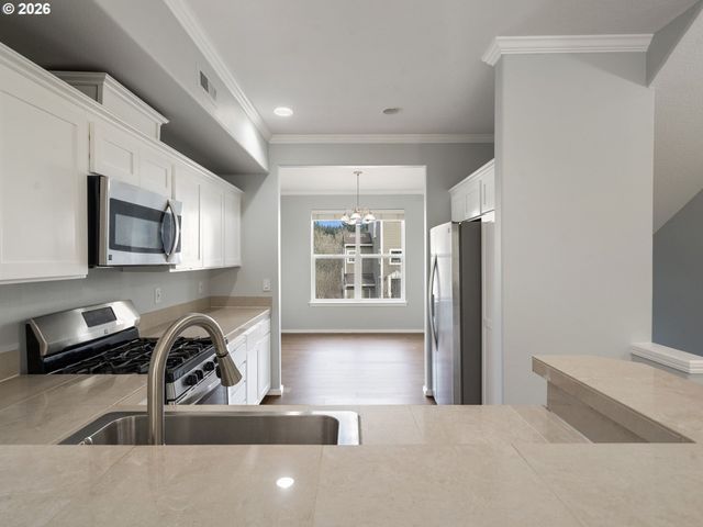 2622 Nw KENNEDY Ct, Portland, OR 97229