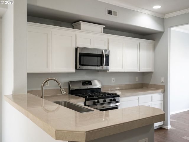 2622 Nw KENNEDY Ct, Portland, OR 97229