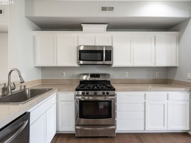 2622 Nw KENNEDY Ct, Portland, OR 97229