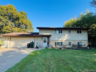 3443 S Fenton Road, Holly, MI 48442