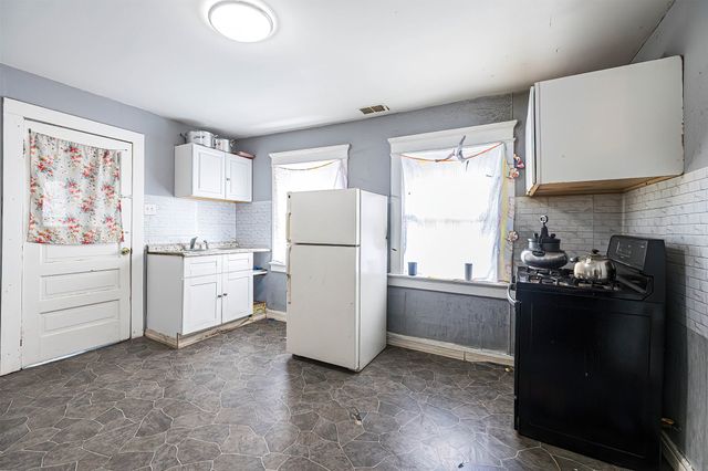 946 W 17TH Street, Erie, PA 16502