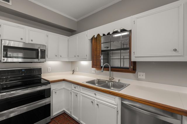 105 Merianne Dr., Hattiesburg, MS 39402