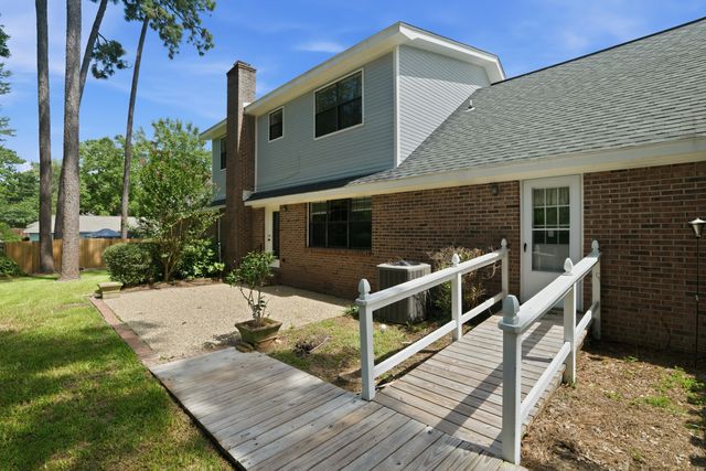 105 Merianne Dr., Hattiesburg, MS 39402
