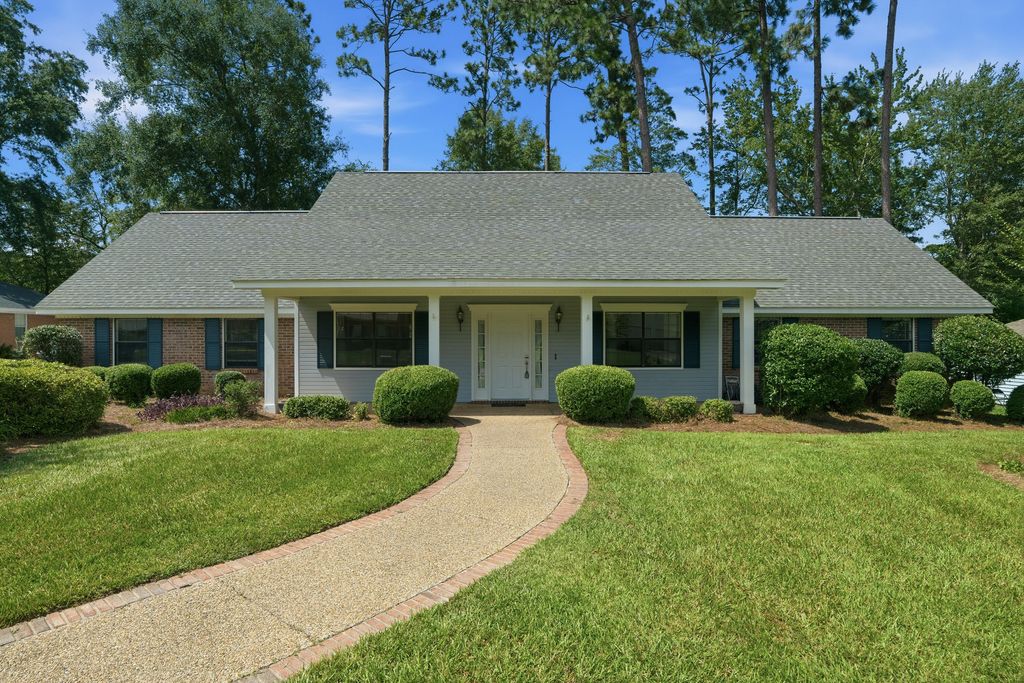 105 Merianne Dr., Hattiesburg, MS 39402
