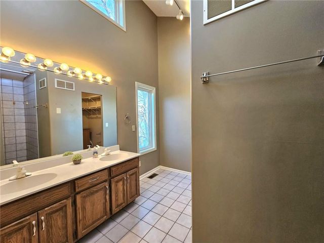 569 Sunrise Acres Point, Sunrise Beach, MO 65079