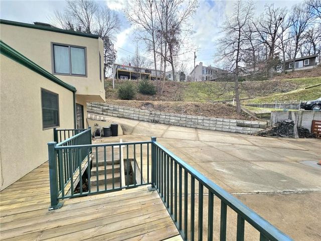 569 Sunrise Acres Point, Sunrise Beach, MO 65079