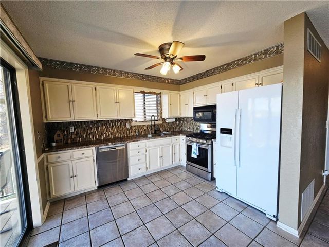 569 Sunrise Acres Point, Sunrise Beach, MO 65079