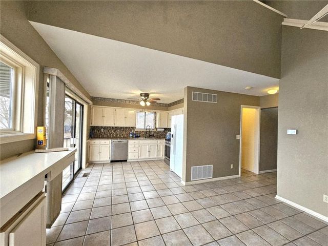 569 Sunrise Acres Point, Sunrise Beach, MO 65079