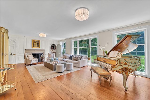 625 E Juniper LANE, Mequon, WI 53092