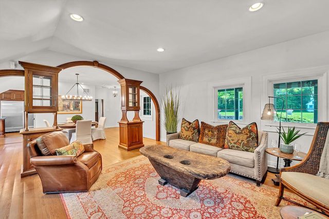 625 E Juniper LANE, Mequon, WI 53092