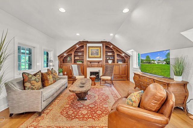 625 E Juniper LANE, Mequon, WI 53092