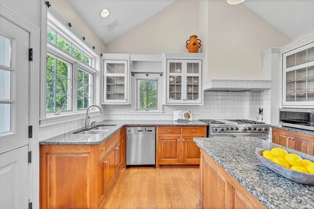 625 E Juniper LANE, Mequon, WI 53092