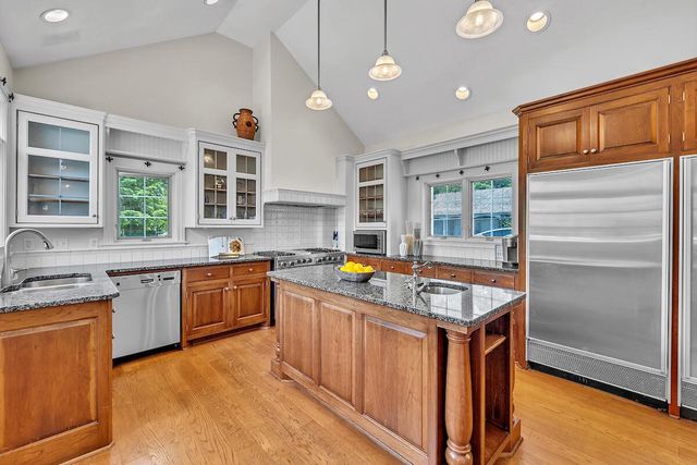 625 E Juniper LANE, Mequon, WI 53092