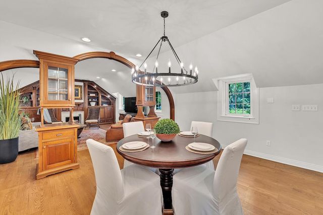 625 E Juniper LANE, Mequon, WI 53092