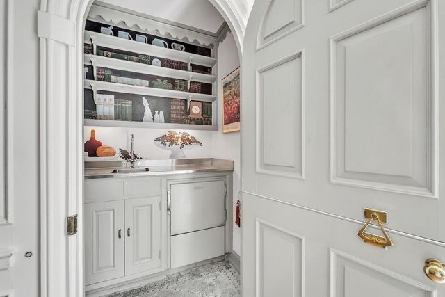 625 E Juniper LANE, Mequon, WI 53092