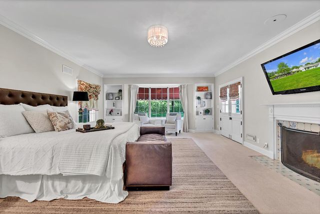 625 E Juniper LANE, Mequon, WI 53092