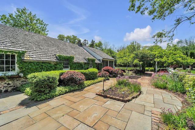 625 E Juniper LANE, Mequon, WI 53092