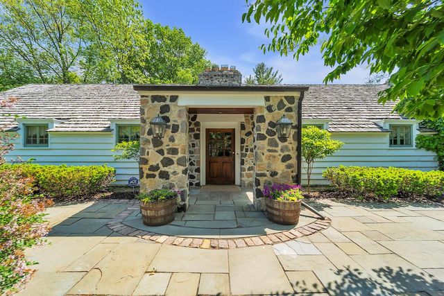 625 E Juniper LANE, Mequon, WI 53092