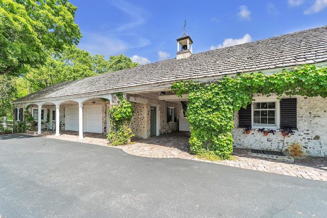 625 E Juniper LANE, Mequon, WI 53092