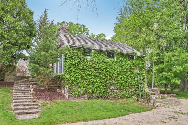 625 E Juniper LANE, Mequon, WI 53092